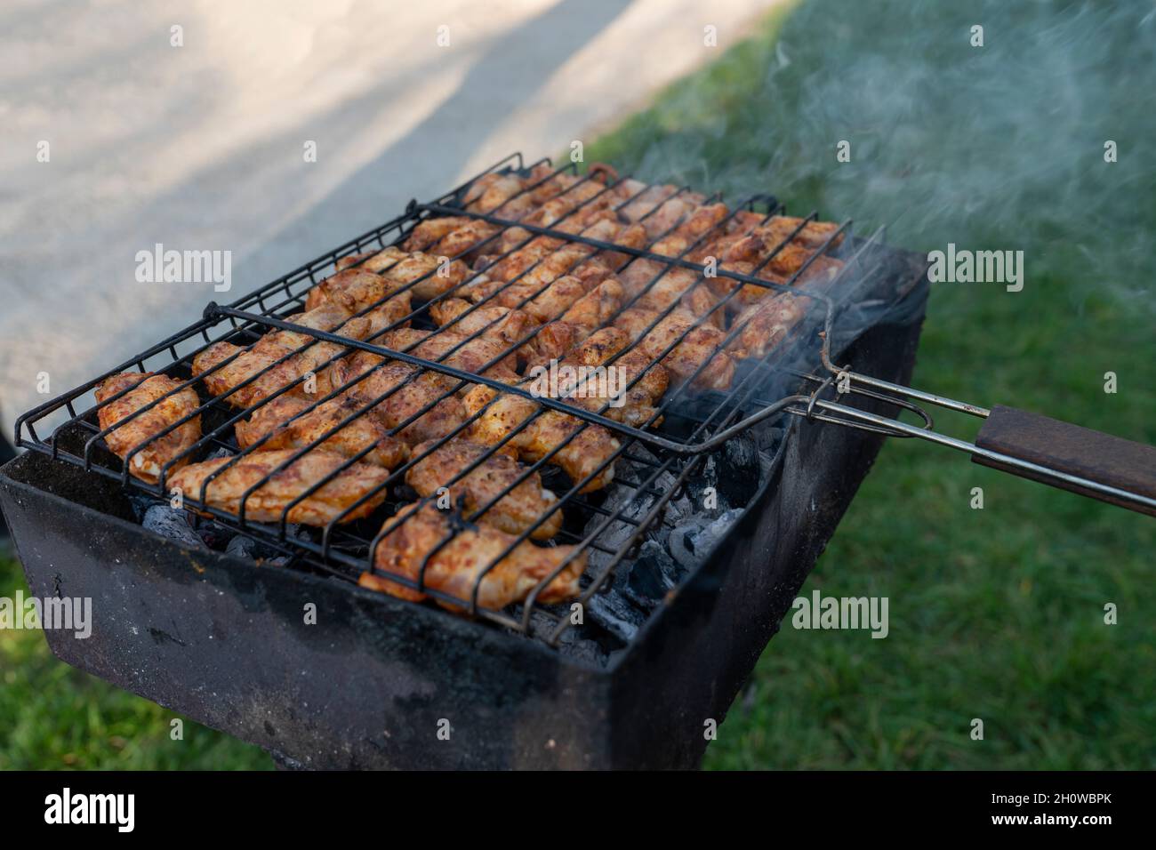 Gustose cosce di pollo e ali alla griglia. Foto Stock