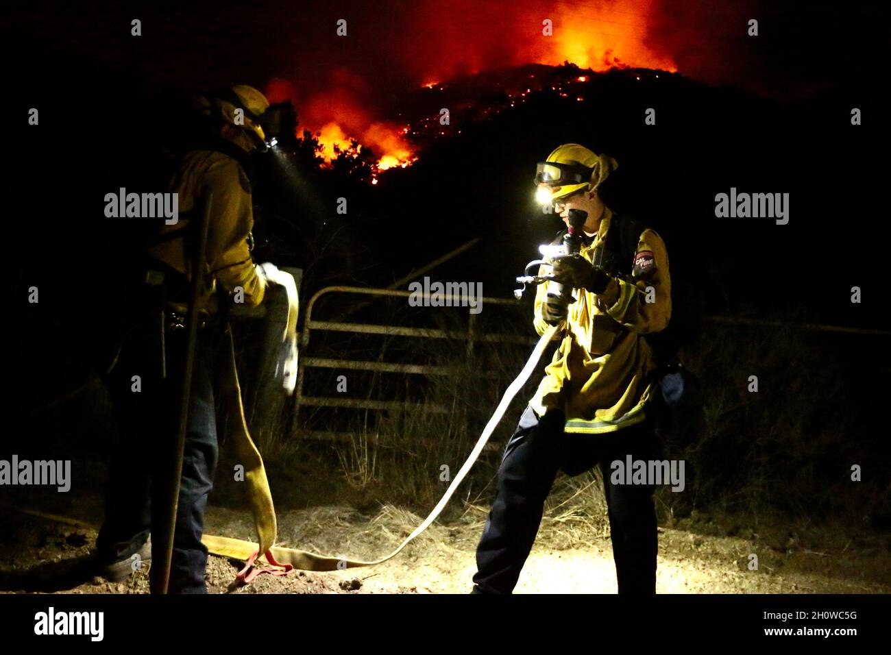 Contea di Santa Barbara. 14 Ott 2021. I vigili del fuoco lavorano per contenere il fuoco di Alisal nella contea di Santa Barbara, California, gli Stati Uniti, 13 ottobre 2021. Un incendio selvaggio in rapida crescita nella California meridionale si è abbattuto su oltre 16,000 acri (64.7 km quadrati) a partire dal giovedì mattina con più evacuazioni ordinate. Il fuoco di Alisal è ora 16,801 acri con soltanto il 5% di contenimento, ha detto il Santa Barbara County Fire Department nel suo ultimo aggiornamento. Credit: Xinhua/Alamy Live News Foto Stock