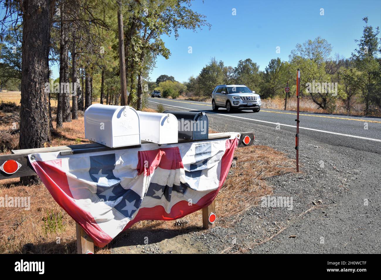Caselle postali private rurali drappeggiato con bandiere intorno a luglio 4th Foto Stock