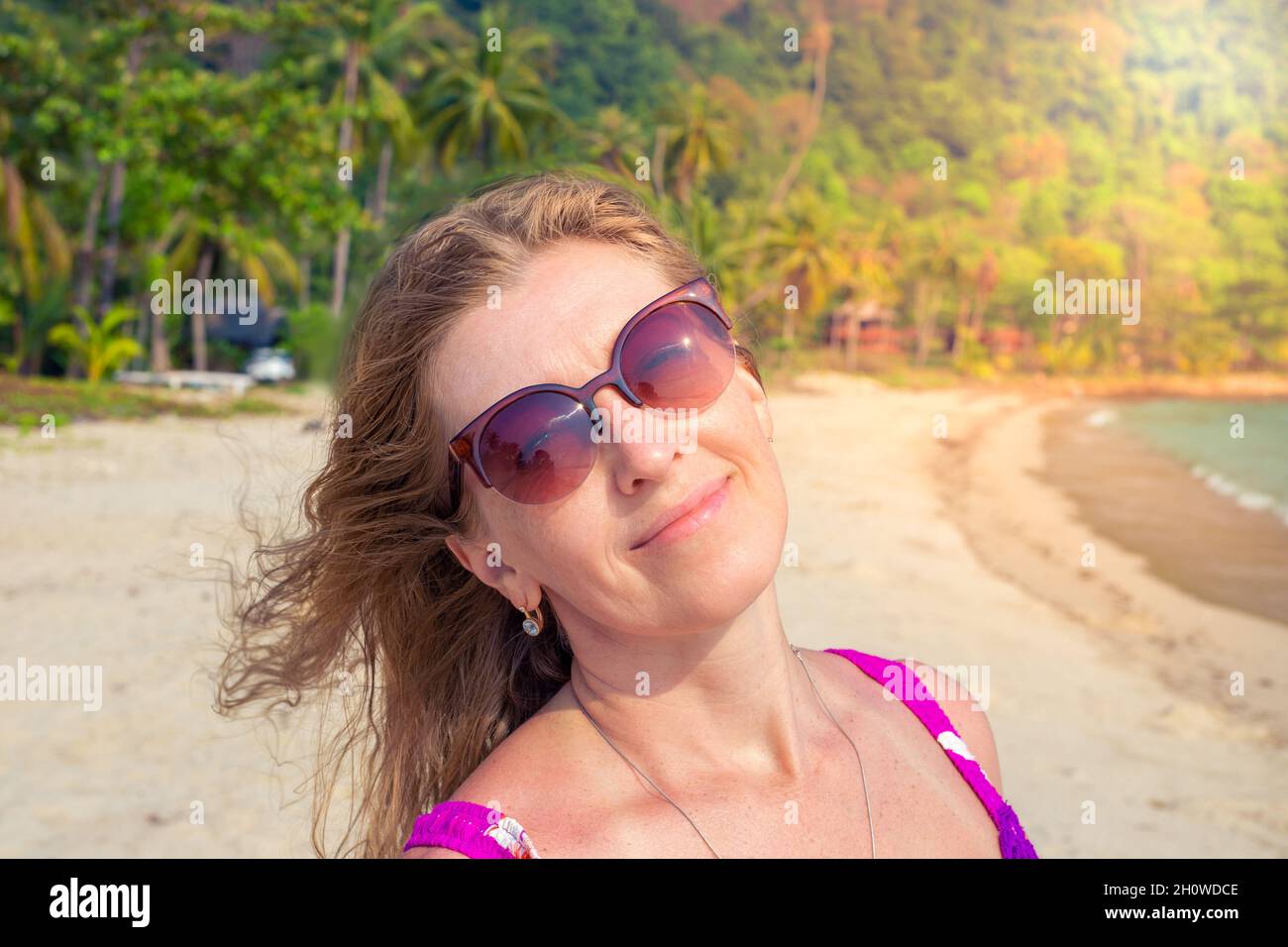 Ritratto Ravvicinato Di Una Bella Bambina Ispanica Con Agitando Nel Vento  Lunghi Capelli Seduti Sulla Spiaggia - Fotografie stock e altre immagini di  Allegro - iStock