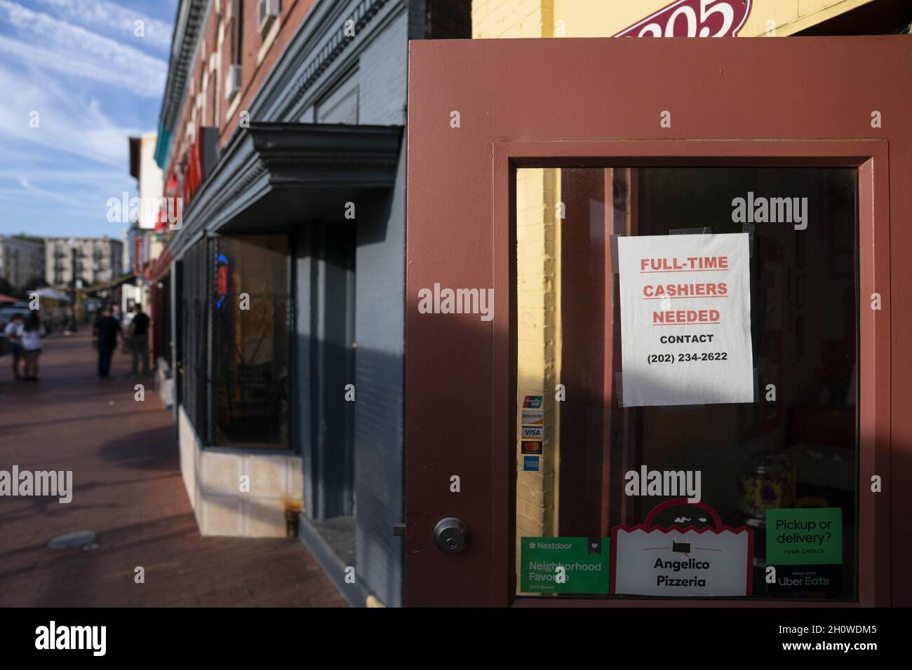 Washington, Stati Uniti. 14 Ott 2021. Un cartello di richiesta per nuovi dipendenti è visto nella finestra di Angelico Pizzeria nel quartiere Mount Pleasant di Washington, DC Giovedi, 14 ottobre 2021. Foto di Sarah Silbiger/UPI Credit: UPI/Alamy Live News Foto Stock