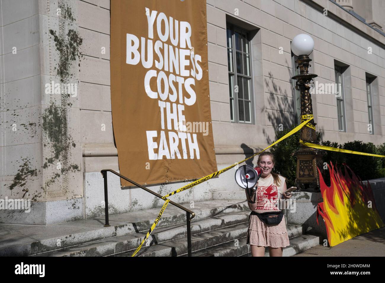 Washington, Stati Uniti. 14 Ott 2021. Un dimostratore con il gruppo di attivisti del cambiamento climatico Extinction Rebellion urla slogan durante una protesta alla Camera di Commercio degli Stati Uniti d'America a Washington, DC giovedì 14 ottobre 2021. Foto di Sarah Silbiger/UPI Credit: UPI/Alamy Live News Foto Stock