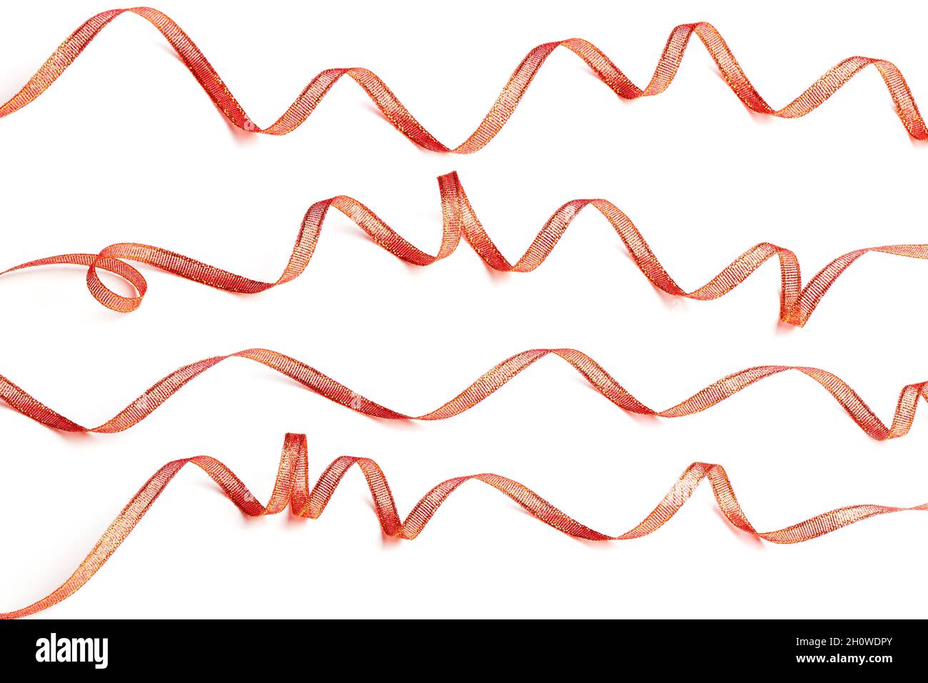 Set di nastri ondulati rossi isolati su sfondo bianco. Nuovo anno o Natale decorazione concetto. Foto Stock