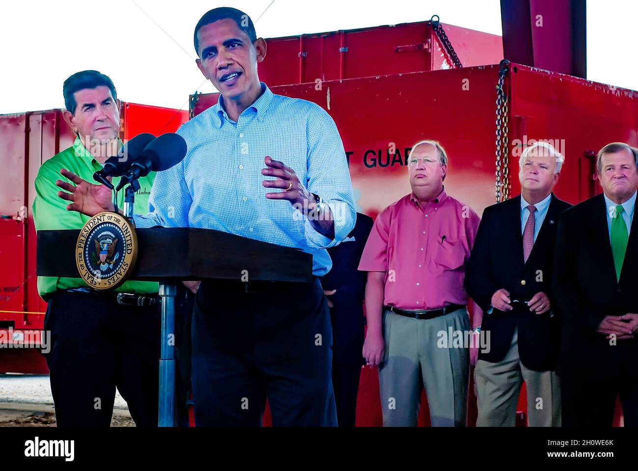 Il presidente Barack Obama parla della fuoriuscita di petrolio della BP durante una conferenza stampa presso l'area di staging Theodore per la bonifica delle fuoriuscite di petrolio a Theodore, Alabama. Foto Stock