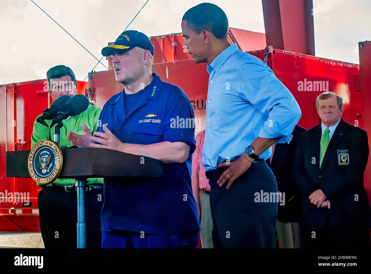 Guardia costiera degli Stati Uniti, ADM. Thad Allen parla della fuoriuscita di petrolio della BP come il presidente Barack Obama ascolta durante una conferenza stampa a Theodore, Alabama. Foto Stock