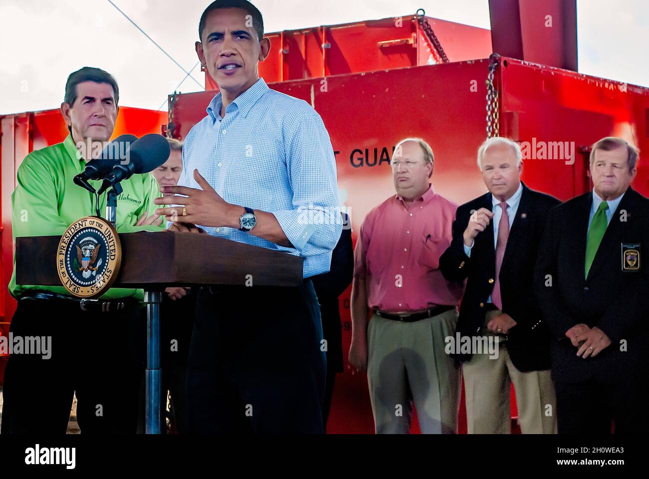 Il presidente Barack Obama parla della fuoriuscita di petrolio della BP durante una conferenza stampa presso l'area di staging Theodore per la bonifica delle fuoriuscite di petrolio a Theodore, Alabama. Foto Stock