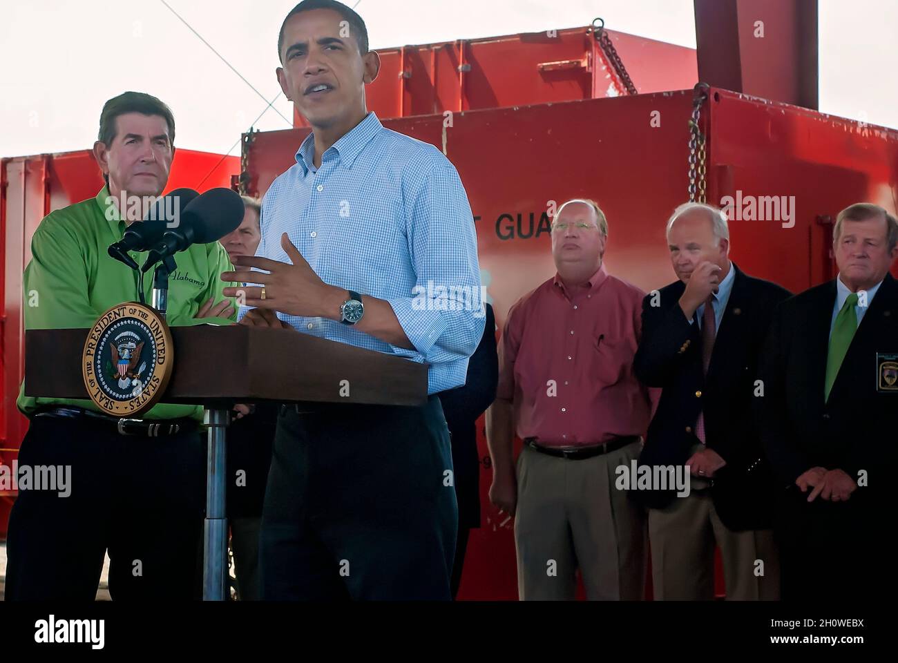 Il presidente Barack Obama parla della fuoriuscita di petrolio della BP durante una conferenza stampa presso l'area di staging Theodore per la bonifica delle fuoriuscite di petrolio a Theodore, Alabama. Foto Stock