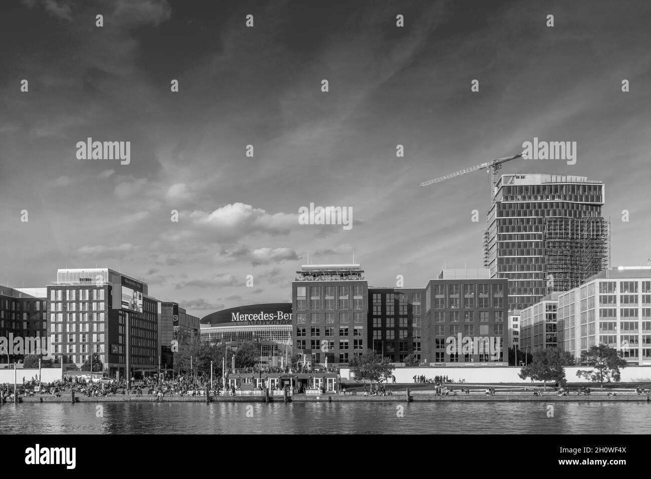 Vista sul fiume Sprea e sui nuovi sviluppi intorno a Uber Square (Mercedes Square Platz) presso Muehlenstrasse a Berlino Friedrichshain, Germania, Europa Foto Stock