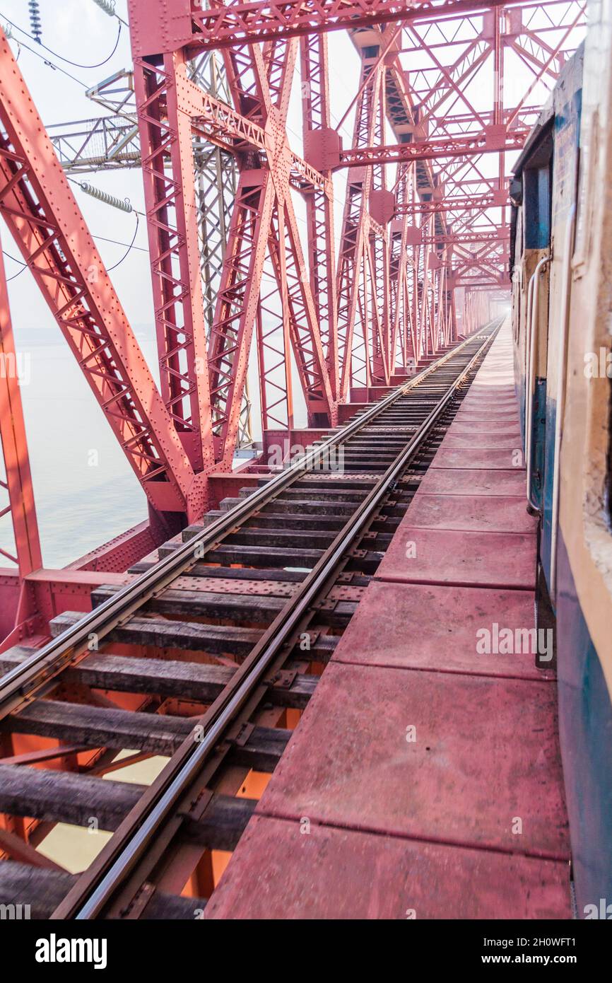 Hardinge Bridge, ponte ferroviario in acciaio sul fiume Padma nel Bangladesh occidentale. Foto Stock