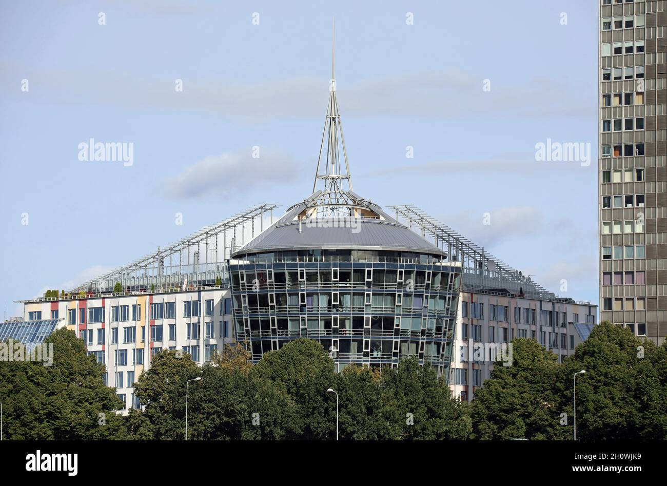 Moderni appartamenti lungo il fiume nella città di riga Foto Stock