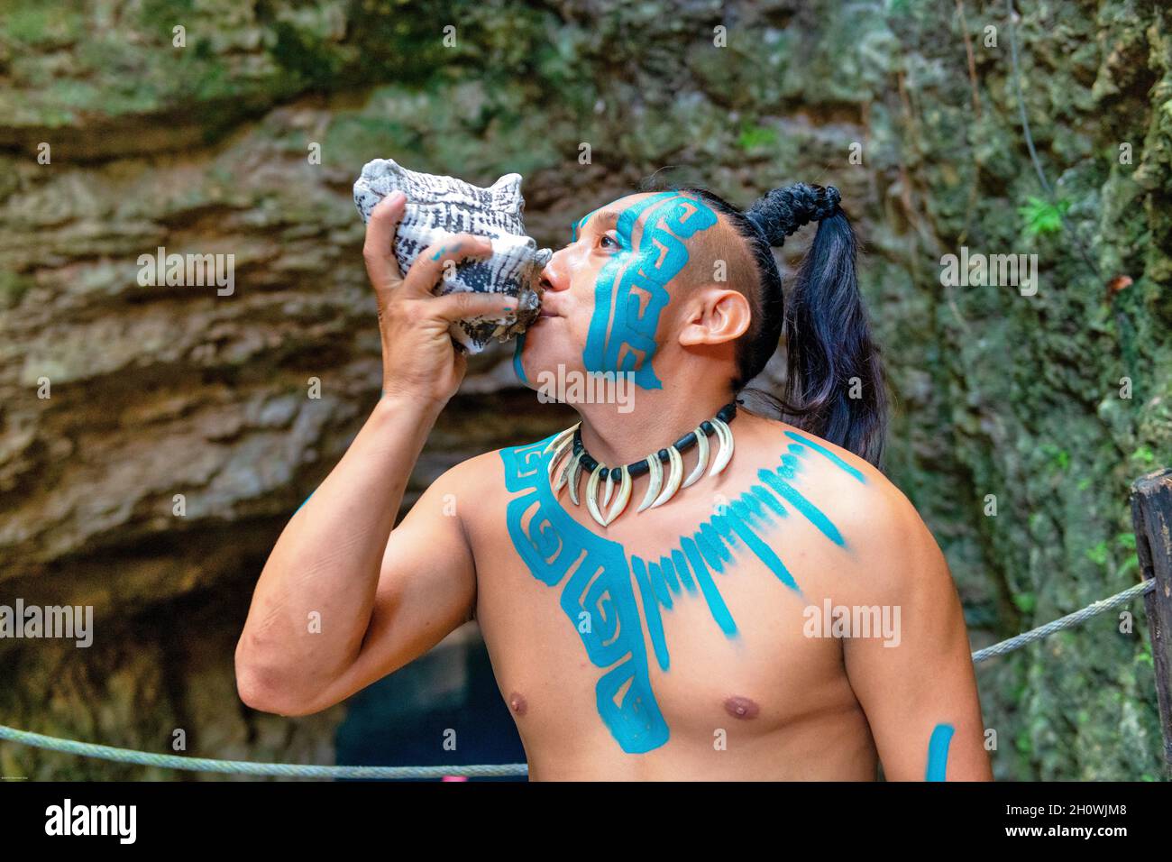 Vernice per la carrozzeria in un uomo maya che sta soffiando una conchiglia, Messico, 2021 Foto Stock