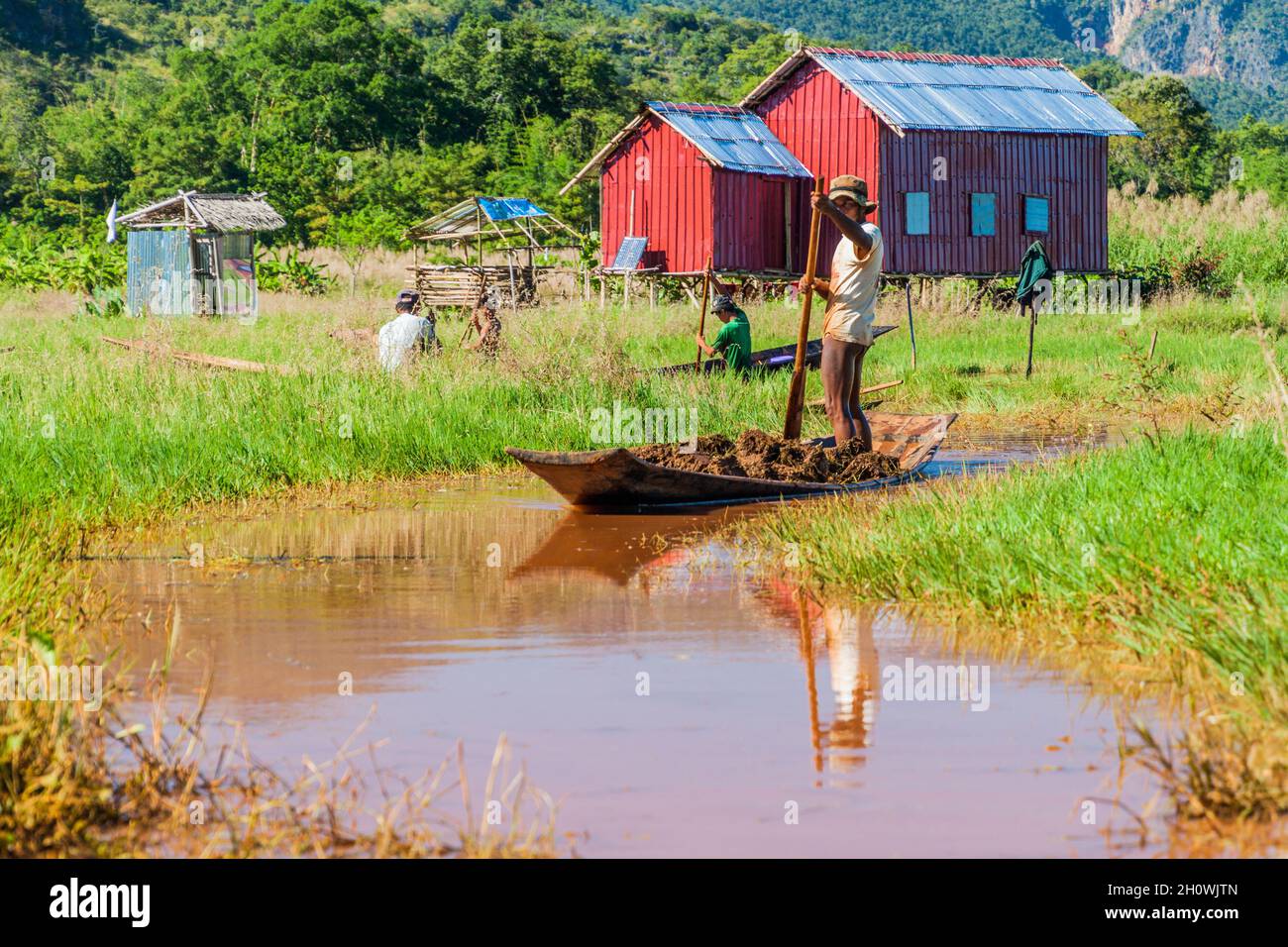 INLE, MYANMAR - 26 NOVEMBRE 2016: La gente del posto sulle barche al lago di Inle, Myanmar Foto Stock