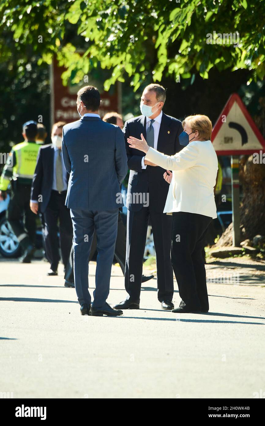 Cuacos de Yuste, Estremadura, Spagna. 14 Ott 2021. Re Felipe VI di Spagna, Angela Merkel, Pedro Sanchez, primo Ministro partecipa alla consegna della quattordicesima edizione del ''Premio europeo˜Carlos V' assegnato a sua Eccellenza Angela Merkel, Cancelliere della Repubblica di Germania al Monastero di Yuste il 14 ottobre 2021 a Cuacos de Yuste, Spagna (Credit Image: © Jack Abuin/ZUMA Press Wire) Foto Stock