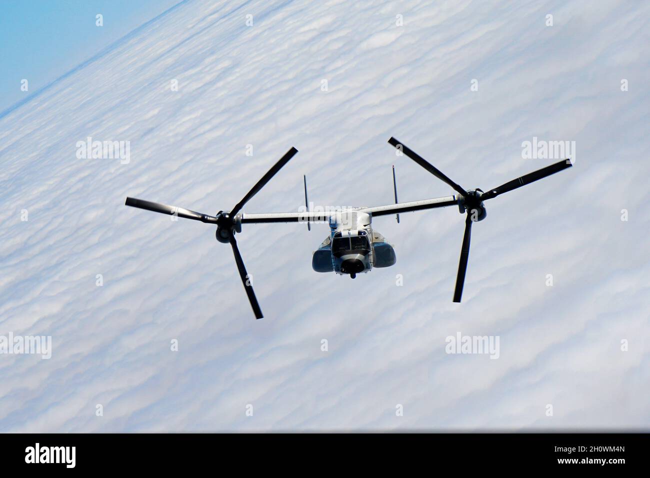 L'incredibile V-22 Osprey visto dall'aria come segue un altro V-22 Osprey Foto Stock