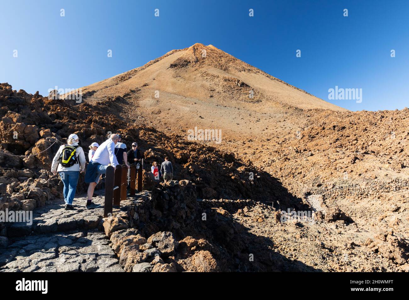 Visistori che camminano verso la vetta del Teide a Tenerife Foto Stock