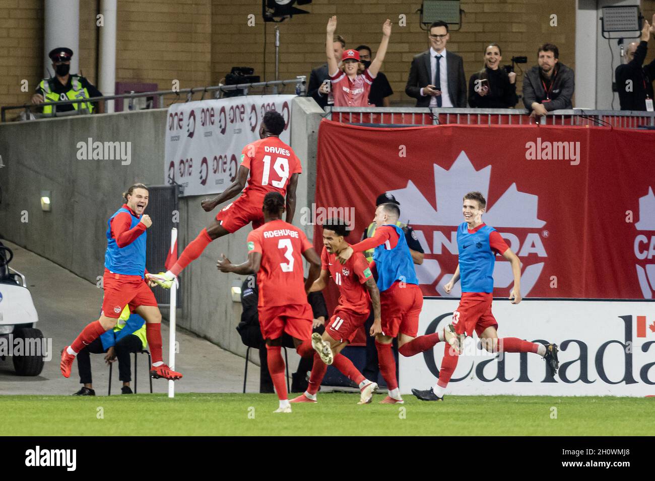 Toronto, Canada. 13 ottobre 2021. Toronto, Canada, 13 ottobre 2021: Alphonso Davies, No.19, e i suoi compagni di squadra festeggiano dopo aver segnato un gol contro il Team Panama durante la CONCACACAF FIFA World Cup Qualifying 2022 al BMO Field di Toronto, Canada. Il Canada ha vinto la partita 4-1. Credit: Phamai Techaphan/Alamy Live News Foto Stock