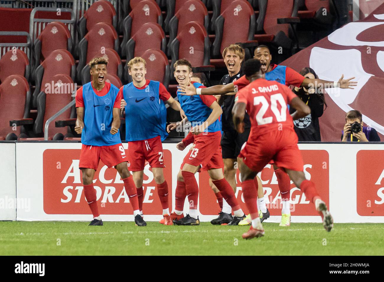 Toronto, Canada, 13 ottobre 2021: Jonathan David, No.20, del Team Canada, corre ai suoi compagni di squadra per festeggiare dopo aver segnato un gol durante la gara CONCACACAF FIFA World Cup Qualificando 2022 contro Panama al BMO Field di Toronto, Canada. Il Canada ha vinto la partita 4-1. Credit: Phamai Techaphan/Alamy Live News Foto Stock