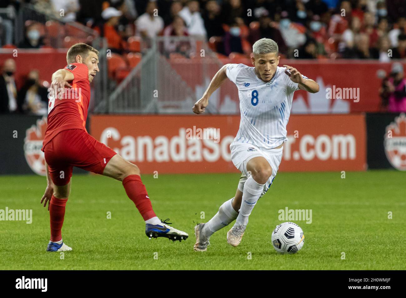 Toronto, Canada. 13 ottobre 2021. Toronto, Canada, 13 ottobre 2021: Cristian Martínez (bianco) del Team Panama in azione contro David Wotherspoon (rosso) del Team Canada durante la gara di qualificazione CONCACACAF FIFA World Cup 2022 al BMO Field di Toronto, Canada. Il Canada ha vinto la partita 4-1. Credit: Phamai Techaphan/Alamy Live News Foto Stock