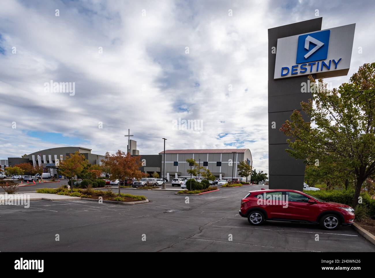 Destiny Christian Church segno, con campus in background, offre controverse esenzioni per vaccini, ed è stato accusato di violare le regole IRS. Foto Stock