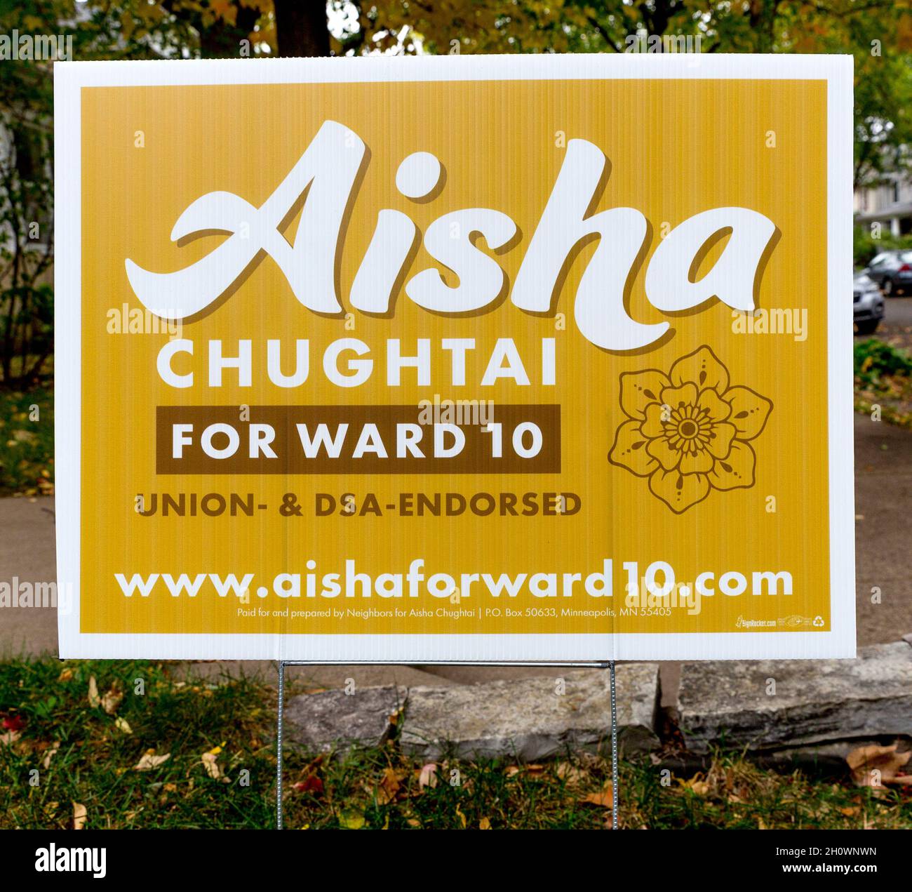 Cartello politico a sostegno del voto per Aisha Chughtai nelle elezioni locali per il commissario cittadino di Ward 10 a Minneapolis, Minnesota Foto Stock