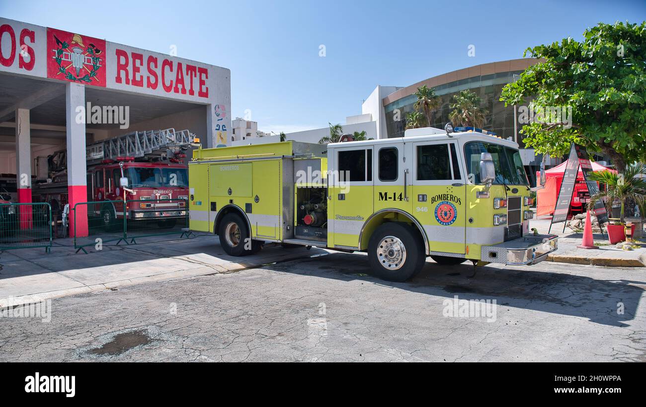 Motore antincendio in una caserma dei vigili del fuoco a Cancun, Messico, 2021 Foto Stock