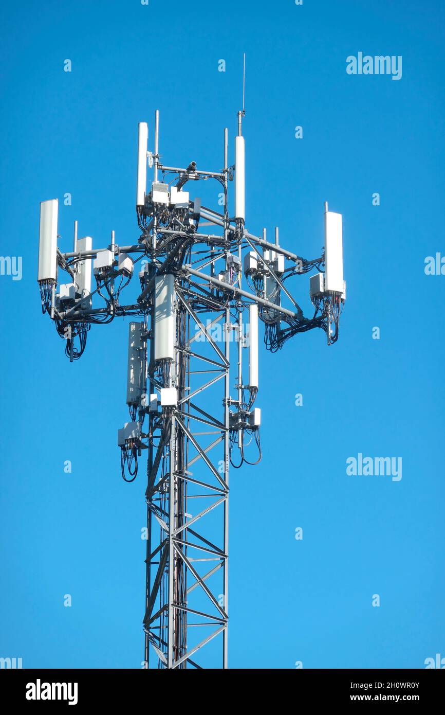 Torre cellulare contro un cielo blu. Foto Stock