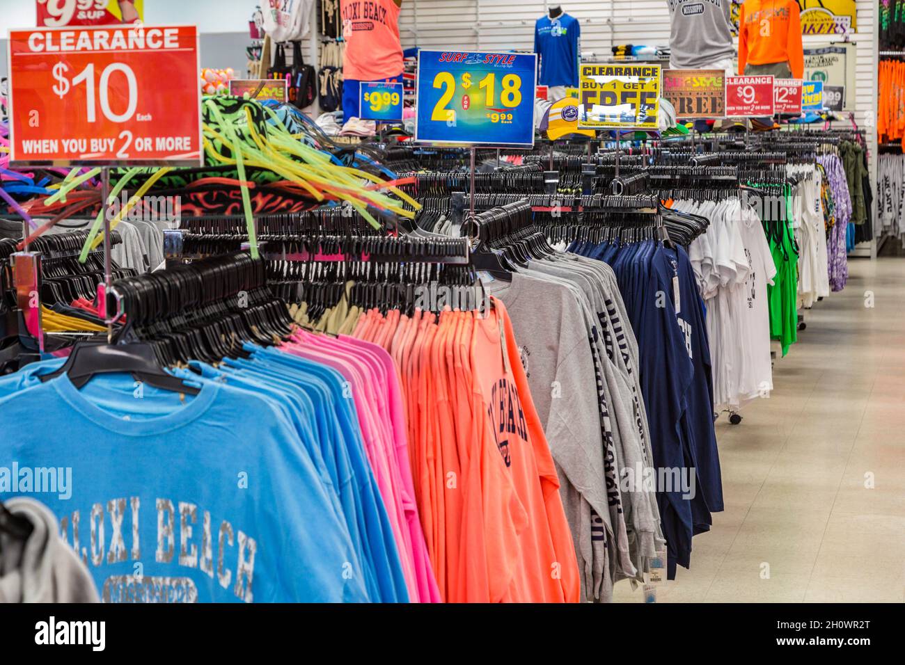 Abbigliamento turistico in vendita in un negozio di articoli da regalo a Biloxi, Mississippi Foto Stock