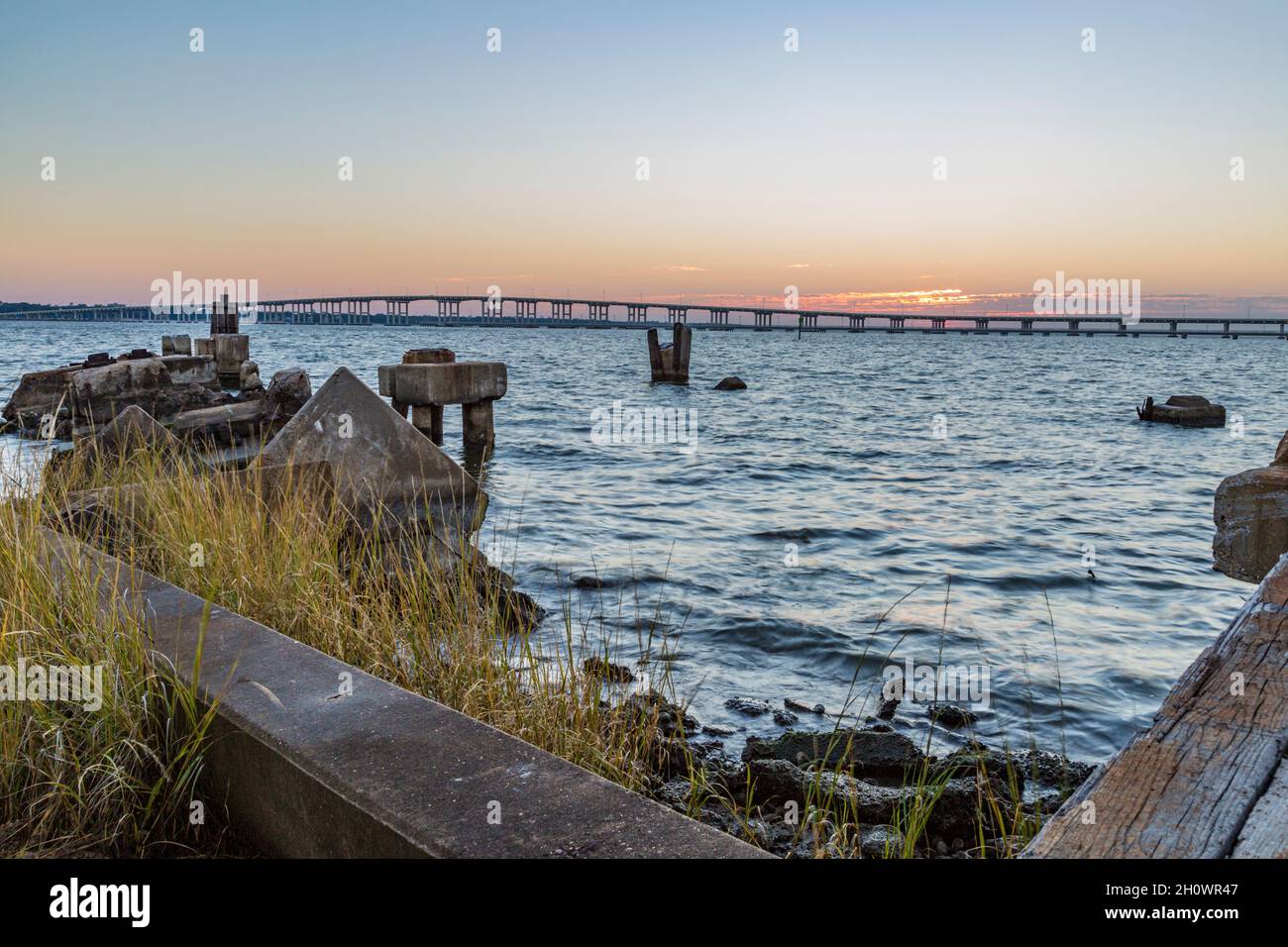 Biloxi Bay Bridge dietro i resti di una vecchia gru a portale sulla Back Bay a Biloxi, Mississippi Foto Stock