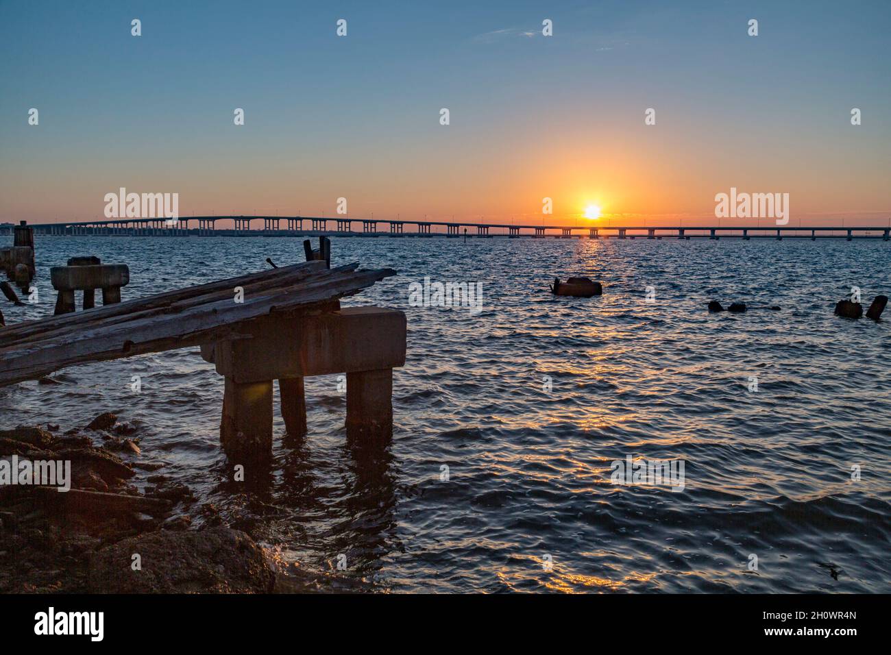 Biloxi Bay Bridge dietro i resti di una vecchia gru a portale sulla Back Bay a Biloxi, Mississippi Foto Stock