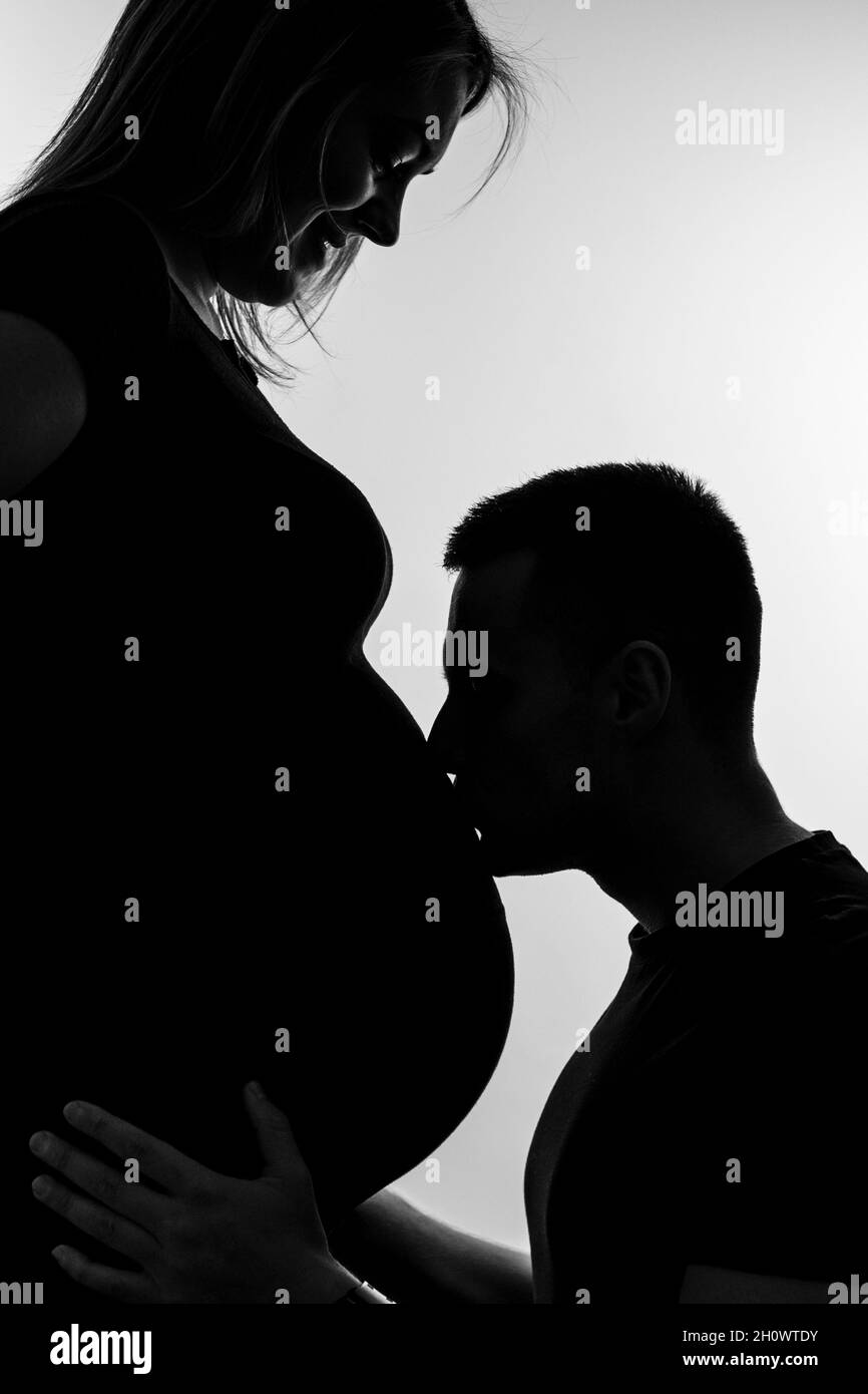 Una coppia amorevole si aspetta un bambino. Foto Stock