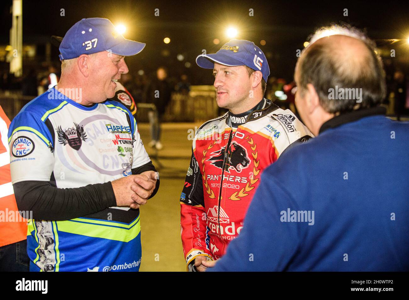 PETERBOROUGH, REGNO UNITO. 14 OTTOBRE Chris Harris (al centro) con il suo team durante la seconda tappa della SGB Premiership Grand Final tra Peterborough e Belle Vue Aces presso lo Showground dell'Inghilterra orientale di Peterborough, giovedì 14 ottobre 2021. (Credit: Ian Charles | MI News) Credit: MI News & Sport /Alamy Live News Foto Stock