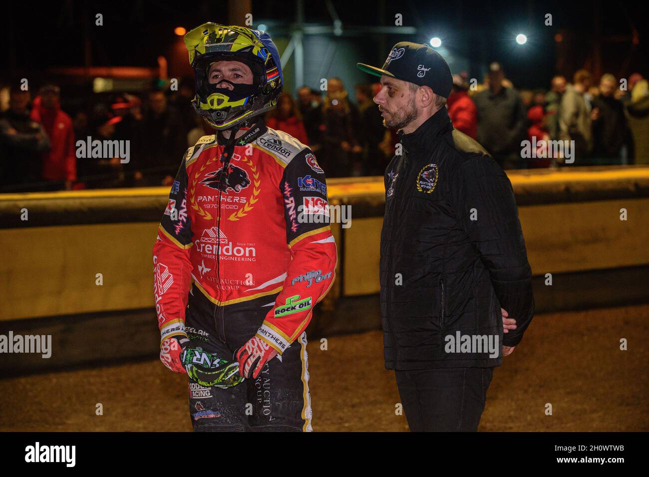 PETERBOROUGH, REGNO UNITO. 14 OTTOBRE Scott Nicholls (a sinistra) con Hans Andersen durante la seconda tappa della SGB Premiership Grand Final tra Peterborough e Belle Vue Aces presso lo Showground dell'Inghilterra orientale di Peterborough, giovedì 14 ottobre 2021. (Credit: Ian Charles | MI News) Credit: MI News & Sport /Alamy Live News Foto Stock