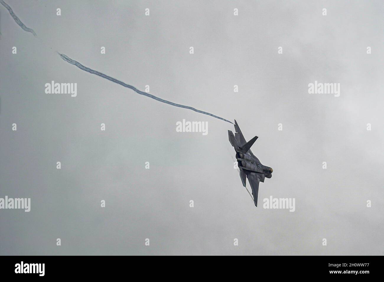 Josh Gunderson, pilota e comandante del team dimostrativo F-22, si riposiziona per la prossima manovra durante il Wings Over Houston Airshow, 10 ottobre 2021, all'aeroporto di Ellington, Houston, Texas. Il F-22 Raptor contiene 18,000 libbre di carburante e può essere dotato di due serbatoi carburante esterni che aumentano il carico massimo di carburante fino a 26,000 libbre. (STATI UNITI Air Force foto di staff Sgt. Don Hudson) Foto Stock