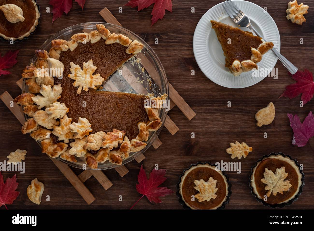 Vista dall'alto in basso di una torta di zucca fatta in casa con una fetta rimossa. Foto Stock