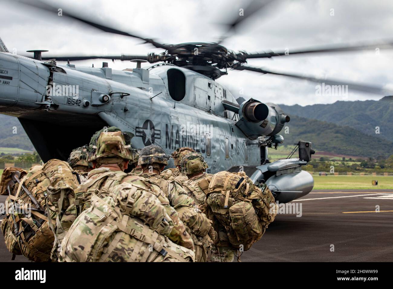I soldati del 2° Squadron, 14° Reggimento Cavalry, 25° Divisione fanteria, conducono un esercizio di preparazione allo spiegamento insieme all'aviazione del corpo Marino il 13 ottobre 2021 a Schofield Barracks, Hawaii. I soldati sono stati avvisati nelle prime ore del mattino di prepararsi per un dispiegamento Il più presto possibile, con partenza entro 12 ore dalla notifica per svolgere un esercizio di addestramento presso la Pacific Missile Range Facility, Barking Sands, Kauai, Hawaii. L'esercizio prevede movimenti aerei interinsulari su U.S. Army UH-60 Blackhawks e U.S. Marine Corps CH-53E Super Stallions. (STATI UNITI Foto dell'esercito dello staff Sgt. Thomas Calv Foto Stock