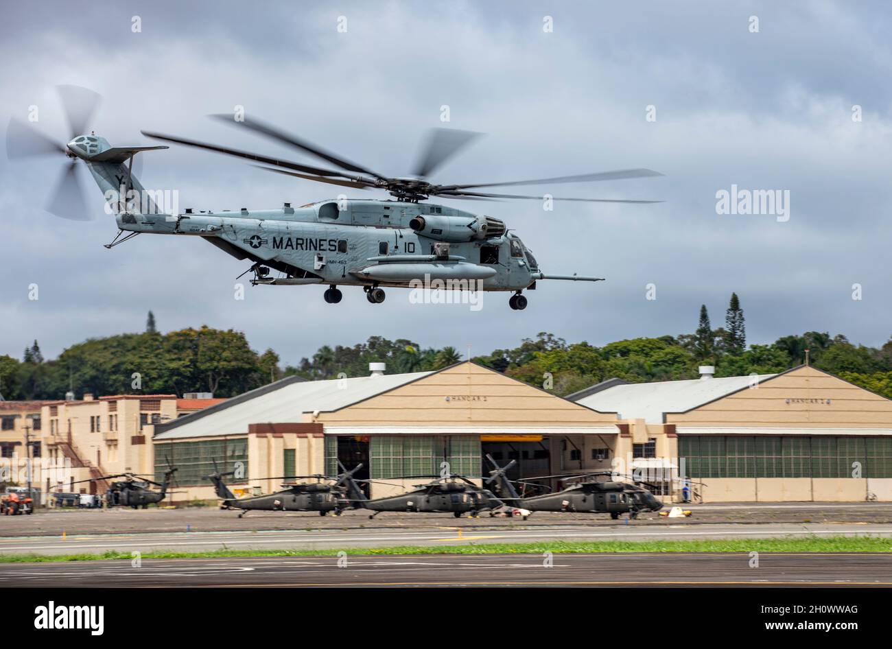 I soldati del 2° Squadron, 14° Reggimento Cavalry, 25° Divisione fanteria, conducono un esercizio di preparazione allo spiegamento insieme all'aviazione del corpo Marino il 13 ottobre 2021 a Schofield Barracks, Hawaii. I soldati sono stati avvisati nelle prime ore del mattino di prepararsi per un dispiegamento Il più presto possibile, con partenza entro 12 ore dalla notifica per svolgere un esercizio di addestramento presso la Pacific Missile Range Facility, Barking Sands, Kauai, Hawaii. L'esercizio prevede movimenti aerei interinsulari su U.S. Army UH-60 Blackhawks e U.S. Marine Corps CH-53E Super Stallions. (STATI UNITI Foto dell'esercito dello staff Sgt. Thomas Calv Foto Stock