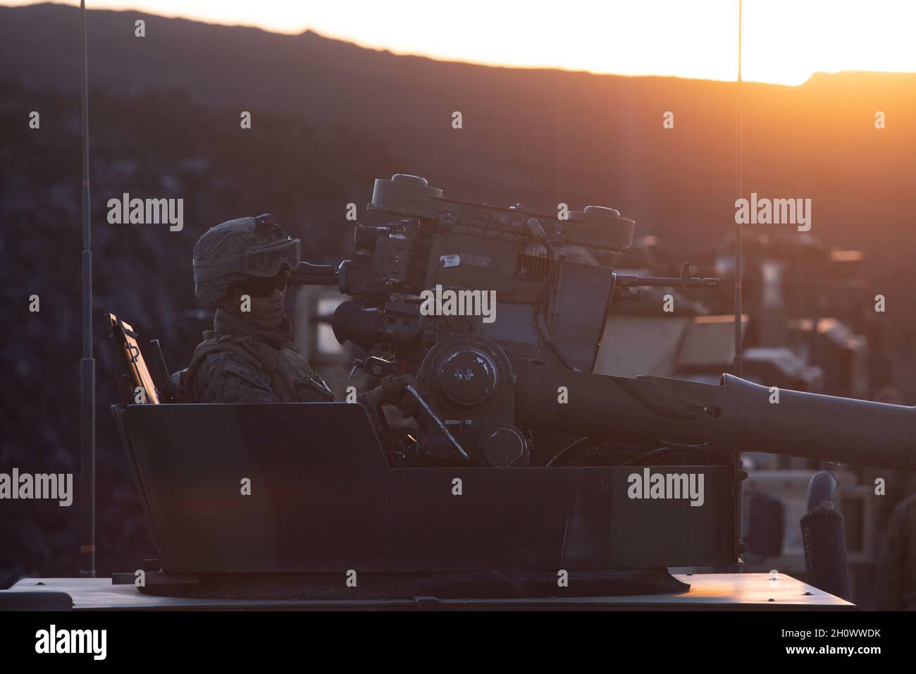 Una marina statunitense con team combinato anti-armatura, battaglione 3d, Marines 3d, si trova nella torretta missilistica guidata da fili di un camion durante Bougainville II presso l'Area di addestramento di Pohakuloa, Hawaii, 5 ottobre 2021. Bougainville II è la seconda fase della formazione pre-dispiegamento condotta dal battaglione, progettata per aumentare la prontezza di combattimento attraverso un complesso e realistico addestramento al fuoco dal vivo. (STATI UNITI Foto del corpo marino di CPL. Brandon Aultman) Foto Stock