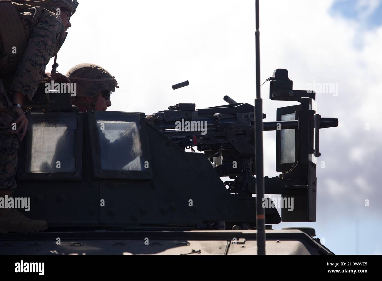 Una marina statunitense con il team combinato anti-armatura, battaglione 3d, Marines 3d, spara una mitragliatrice Mark 19 40 mm durante Bougainville II alla Pohakuloa Training Area, Hawaii, 5 ottobre 2021. Bougainville II è la seconda fase della formazione pre-dispiegamento condotta dal battaglione, progettata per aumentare la prontezza di combattimento attraverso un complesso e realistico addestramento al fuoco dal vivo. (STATI UNITI Foto del corpo marino di CPL. Brandon Aultman) Foto Stock
