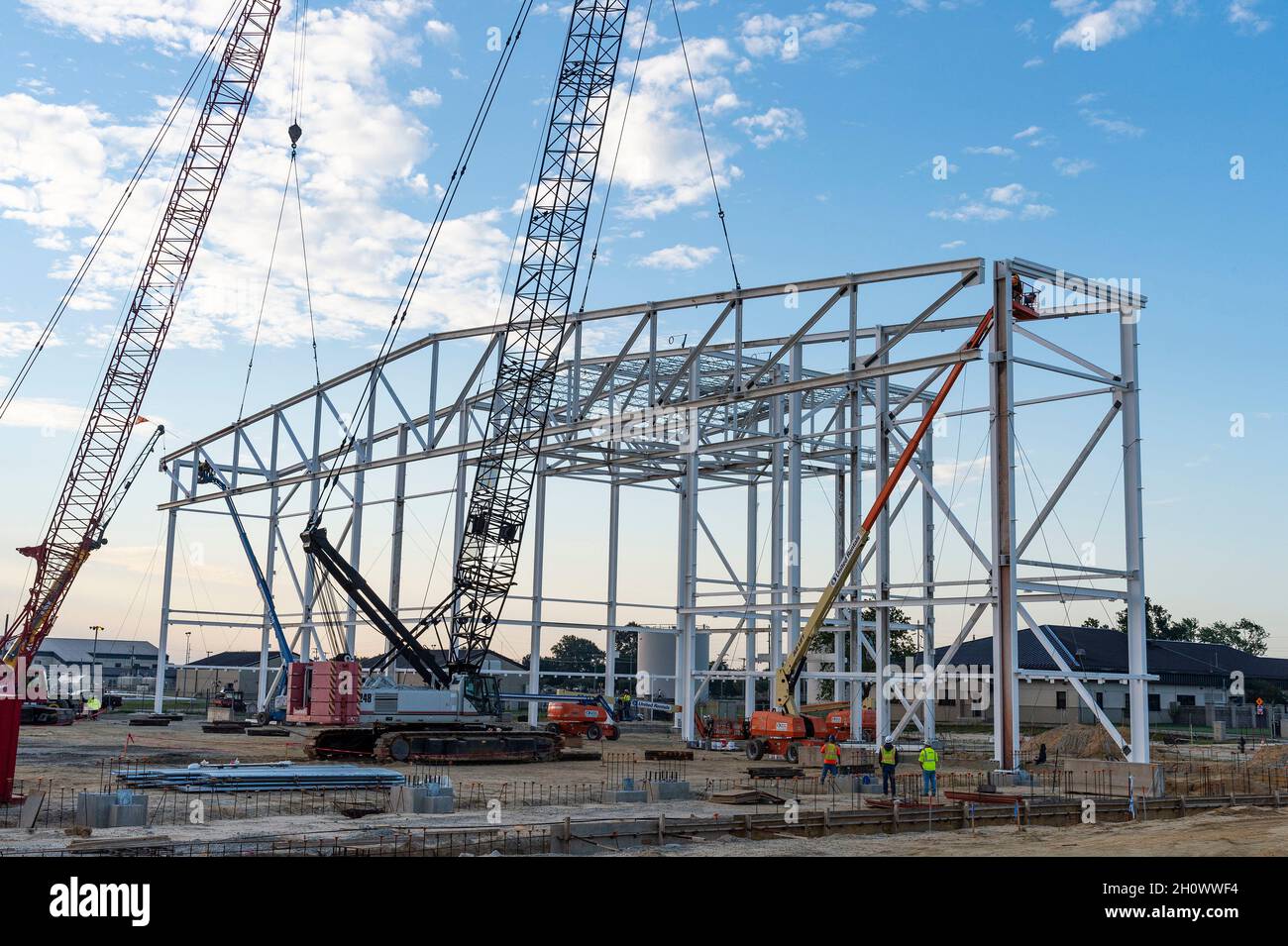 Due gru sollevano simultaneamente un traliccio da 70,000 libbre durante la costruzione del nuovo hangar di manutenzione dell'aeromobile alla base dell'aeronautica di dover, Delaware, 8 ottobre 2021. Il sollevamento critico del traliccio lungo 263 piedi è il primo di nove tralicci da installare durante il processo di costruzione. Una volta completato, l'hangar a baia singola di 84,147 piedi quadrati sarà in grado di racchiudere completamente entrambi gli aerei C-5 e C-17 per manutenzione. Il corpo degli ingegneri dell'esercito degli Stati Uniti sta supervisionando il progetto da 41.2 milioni di dollari. (STATI UNITI Air Force foto di Roland Balik) Foto Stock