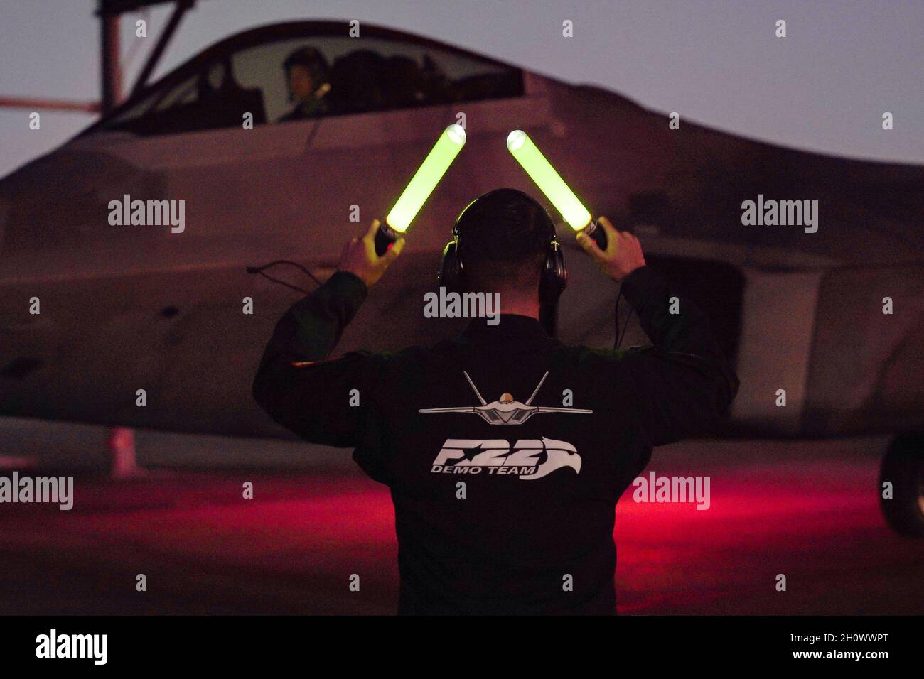 U.S. Air Force Tech. SGT. Ian Ivey, capo dell'equipaggio del team dimostrativo F-22, si è marshalls in un F-22 Raptor 9 ottobre 2021, all'aeroporto di Ellington, Houston, Texas. I capi dell'equipaggio come Ivey sono responsabili di tutta la manutenzione meccanica dell'aeromobile e assicurano che la dimostrazione di F-22 Raptor sia condotta in tempo durante un'esposizione aerea. (STATI UNITI Air Force foto di staff Sgt. Don Hudson) Foto Stock