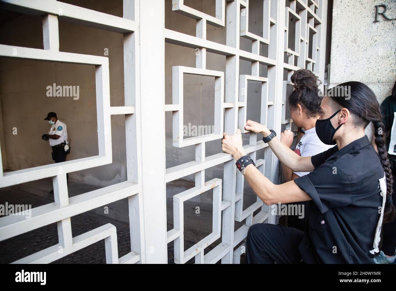 Washington, Stati Uniti. 14 Ott 2021. I manifestanti osservano i poliziotti che arrestano i loro colleghi durante la manifestazione. Attivisti ambientali arrestati dopo aver occupato il Bureau of Indian Affairs presso il Department of Interior. (Foto di Karla Cote/SOPA Images/Sipa USA) Credit: Sipa USA/Alamy Live News Foto Stock