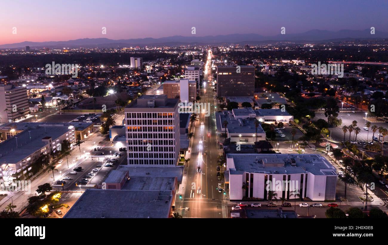 Vista sullo skyline al crepuscolo del cuore urbano del centro di Santa Ana, California, USA. Foto Stock