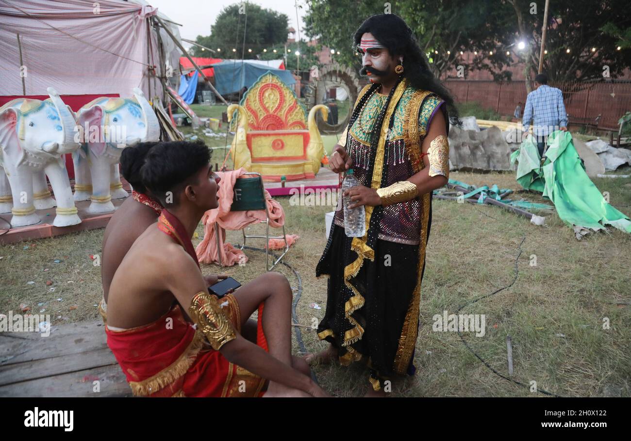 New Delhi, India. 14 Ott 2021. Artisti backstage prepararsi per lo spettacolo, durante il festival. Spettacolo di Ramlila (Ramayana: Dramma sulla vita di Lord RAM) alla vigilia della festa indù delle celebrazioni di Dussehra, al lav Kush Ramlila. Credit: SOPA Images Limited/Alamy Live News Foto Stock