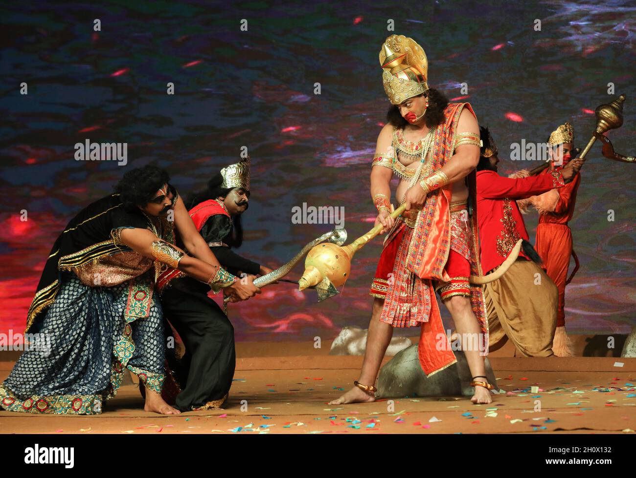 New Delhi, India. 14 Ott 2021. Un artista vestito come Lord Hanuman (centro) si esibisce durante il festival.Ramlila esecuzione (Ramayana: Dramma sulla vita di Lord RAM) alla vigilia del festival indù di Dussehra celebrazioni, al lav Kush Ramlila. Credit: SOPA Images Limited/Alamy Live News Foto Stock