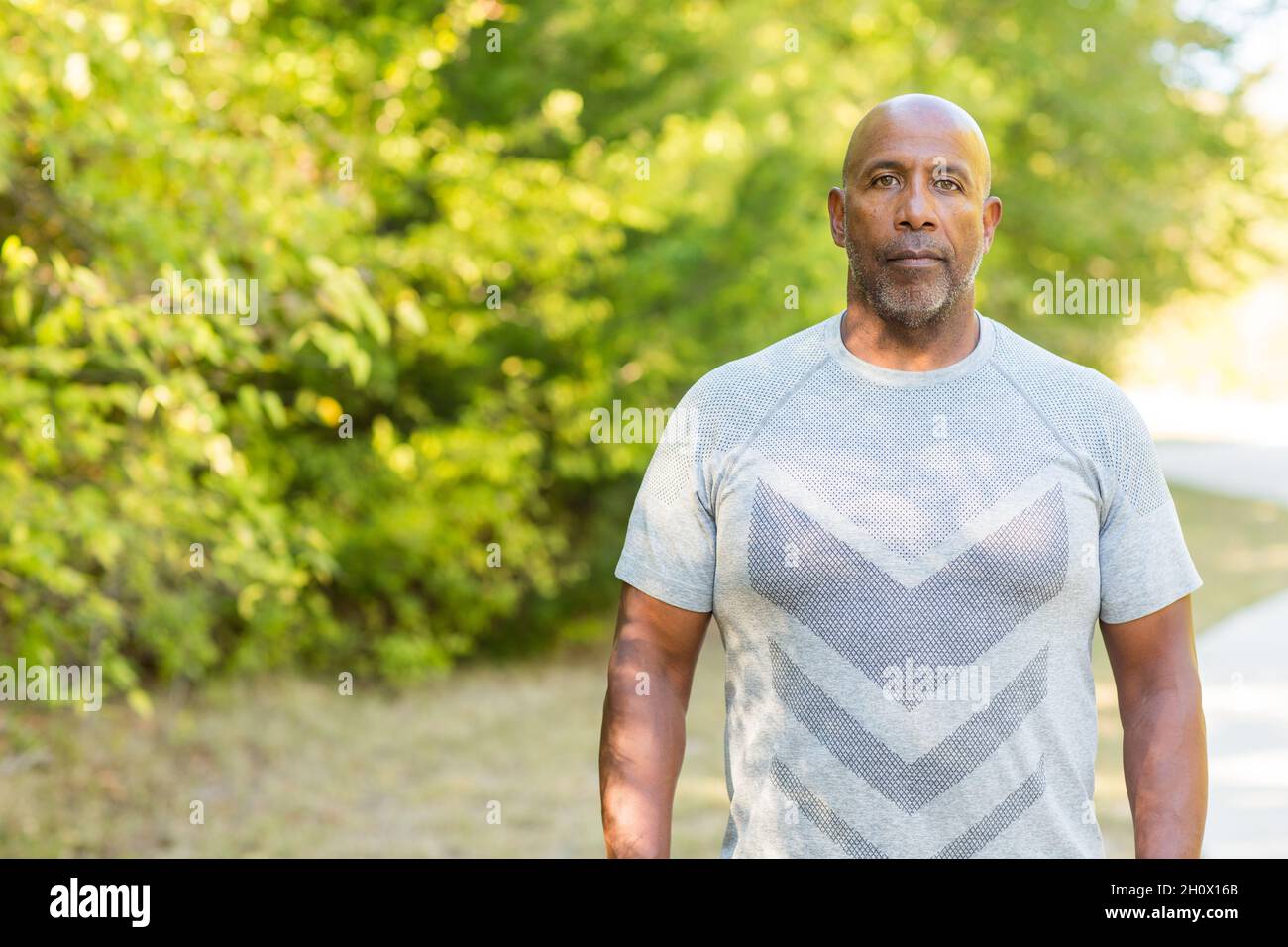 Uomo afroamericano maturo che fa una passeggiata fuori. Foto Stock