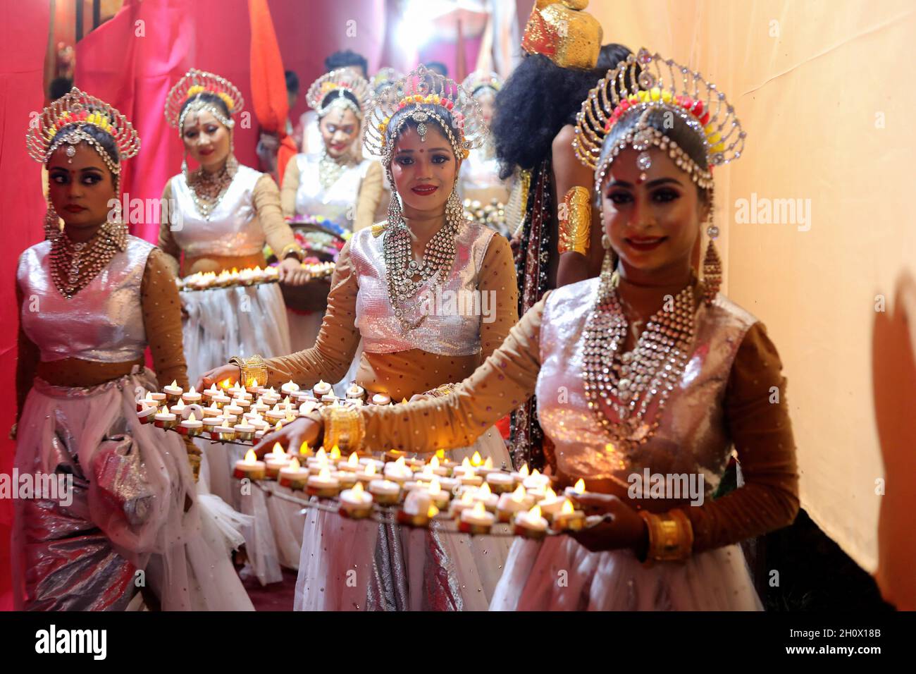 New Delhi, India. 14 Ott 2021. Artisti backstage prepararsi per lo spettacolo, durante il festival. Spettacolo di Ramlila (Ramayana: Dramma sulla vita di Lord RAM) alla vigilia della festa indù delle celebrazioni di Dussehra, al lav Kush Ramlila. (Foto di Naveen Sharma/SOPA Images/Sipa USA) Credit: Sipa USA/Alamy Live News Foto Stock