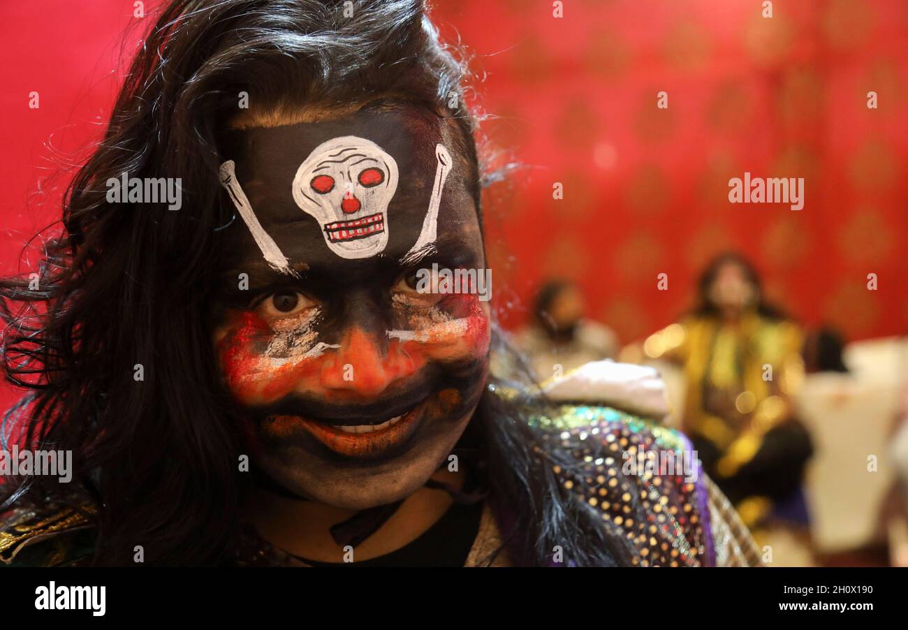 New Delhi, India. 14 Ott 2021. Il backstage di un artista si pone per la macchina fotografica mentre si preparano per lo spettacolo, durante il festival. Spettacolo di Ramlila (Ramayana: Dramma sulla vita di Lord RAM) alla vigilia della festa indù delle celebrazioni di Dussehra, al lav Kush Ramlila. (Foto di Naveen Sharma/SOPA Images/Sipa USA) Credit: Sipa USA/Alamy Live News Foto Stock