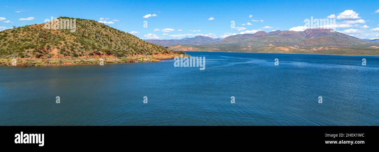 Panorama del lago Roosevelt nel deserto di sonora dell'Arizona. Panonamic di Theodore Roosevelt artificiale lago formato da una diga in muratura sul fiume di sale. Foto Stock