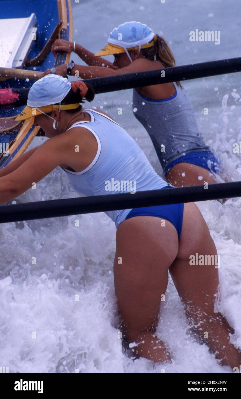 SURF LIFESAVING ESERCIZI DI FORMAZIONE, NUOVO GALLES DEL SUD, AUSTRALIA. BAGNINI FEMMINILI CHE LANCIANO LA NAVE DI SALVATAGGIO. Foto Stock