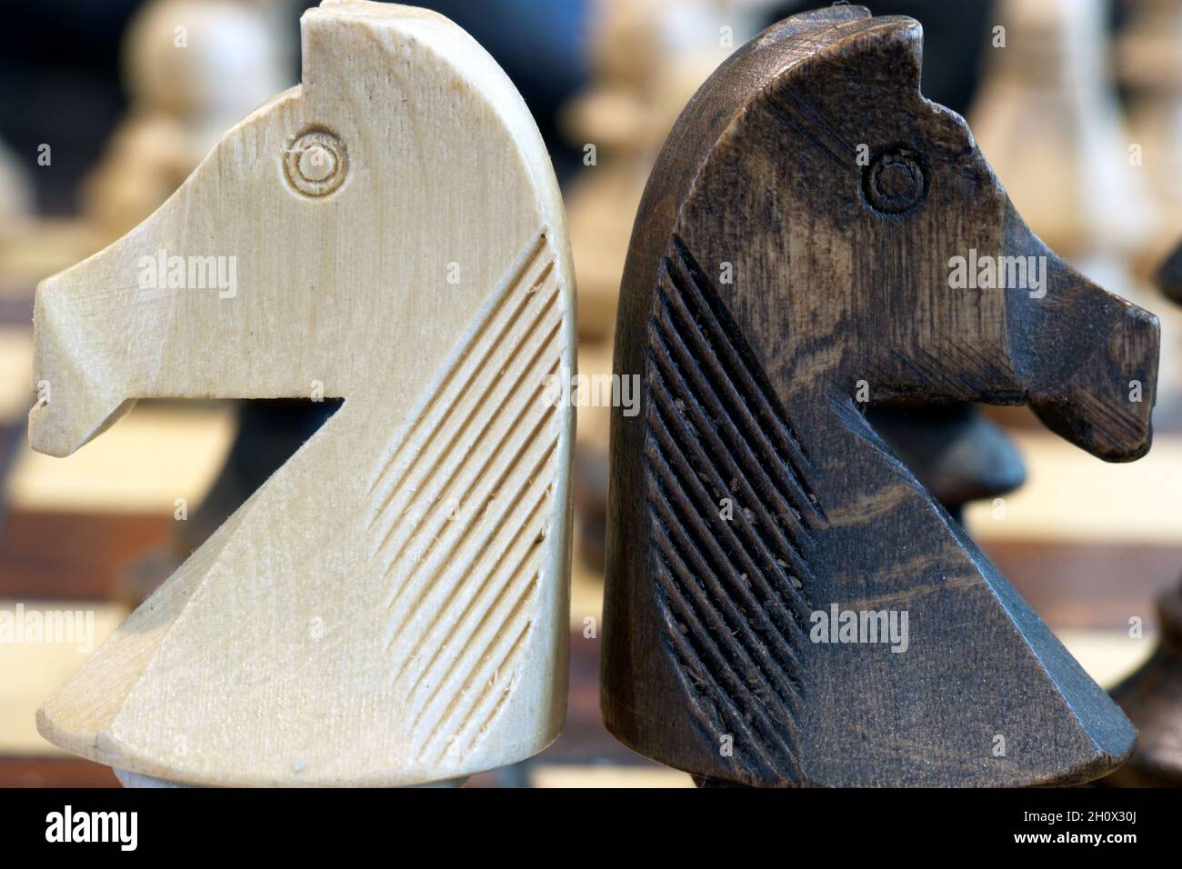 Pezzi di scacchi bianchi e neri in legno macro Foto Stock